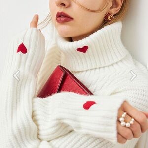EMBROIDERED RED HEART TURTLENECK CROP SWEATER IN WHITE